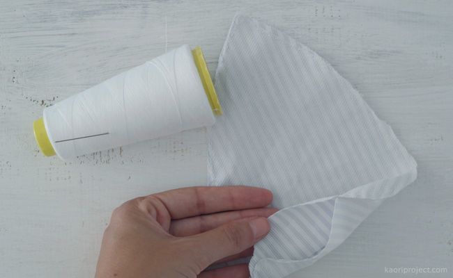tela cosida con hilo blanco